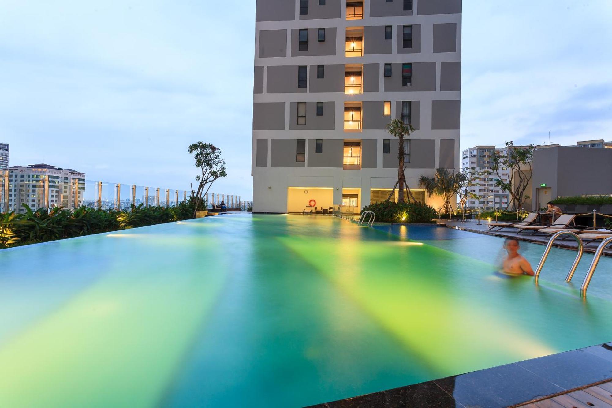 Spacious Saigon - Infinity Pool In Rivergate ホーチミン市 エクステリア 写真